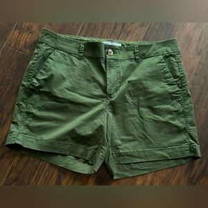 Like new! Only worn once. Army green color
Chino style shorts. Side/back pockets